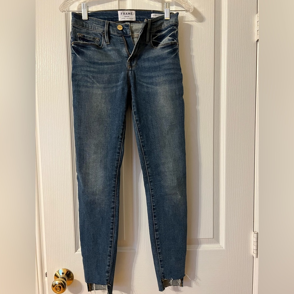 FRAME 👖 Le Skinny de Jeanne raw stagger mid-rise